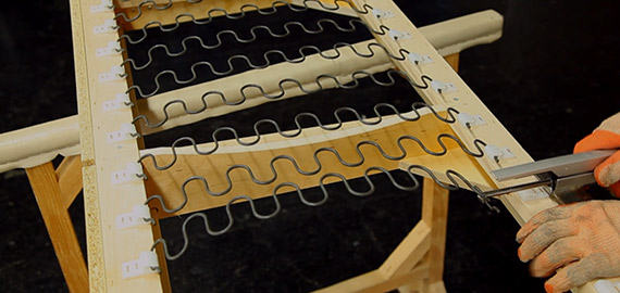 Vzmetenje sedežne garniture Napenjanje vmeti na kvalitetno ogrodje sedežne garniture