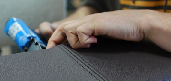 Tapeciranje sedežne garniture Tapeciranje usnjene sedežne garniture Žakelj