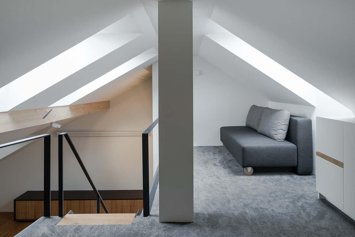 Kavč MARK v tkanini sive barve